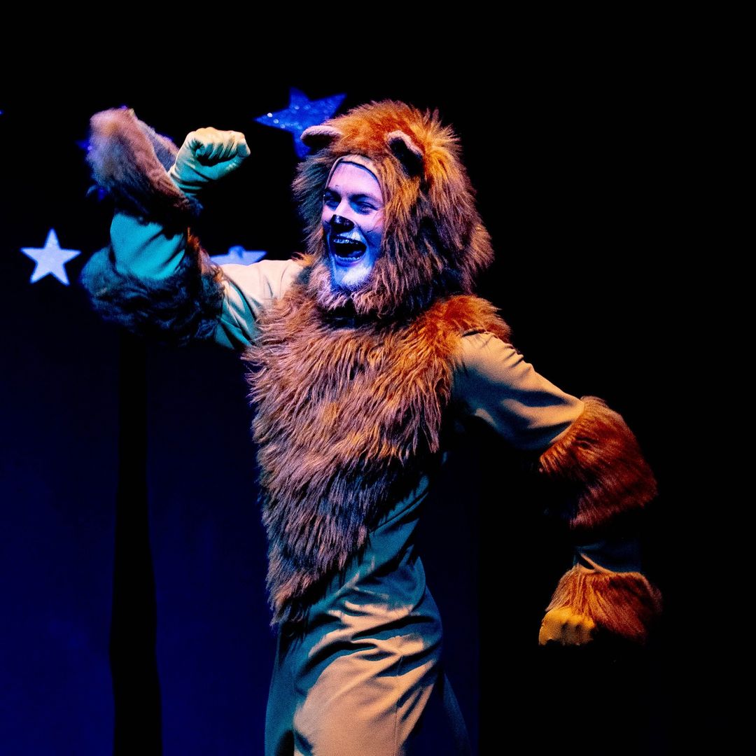 Artista caracterizado em apresentação teatral